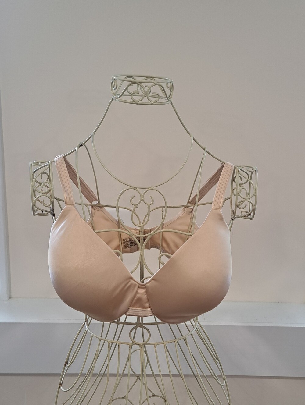 Bali Nude Smooth Adjustable Comfortable Underwire Bra Size 36D.